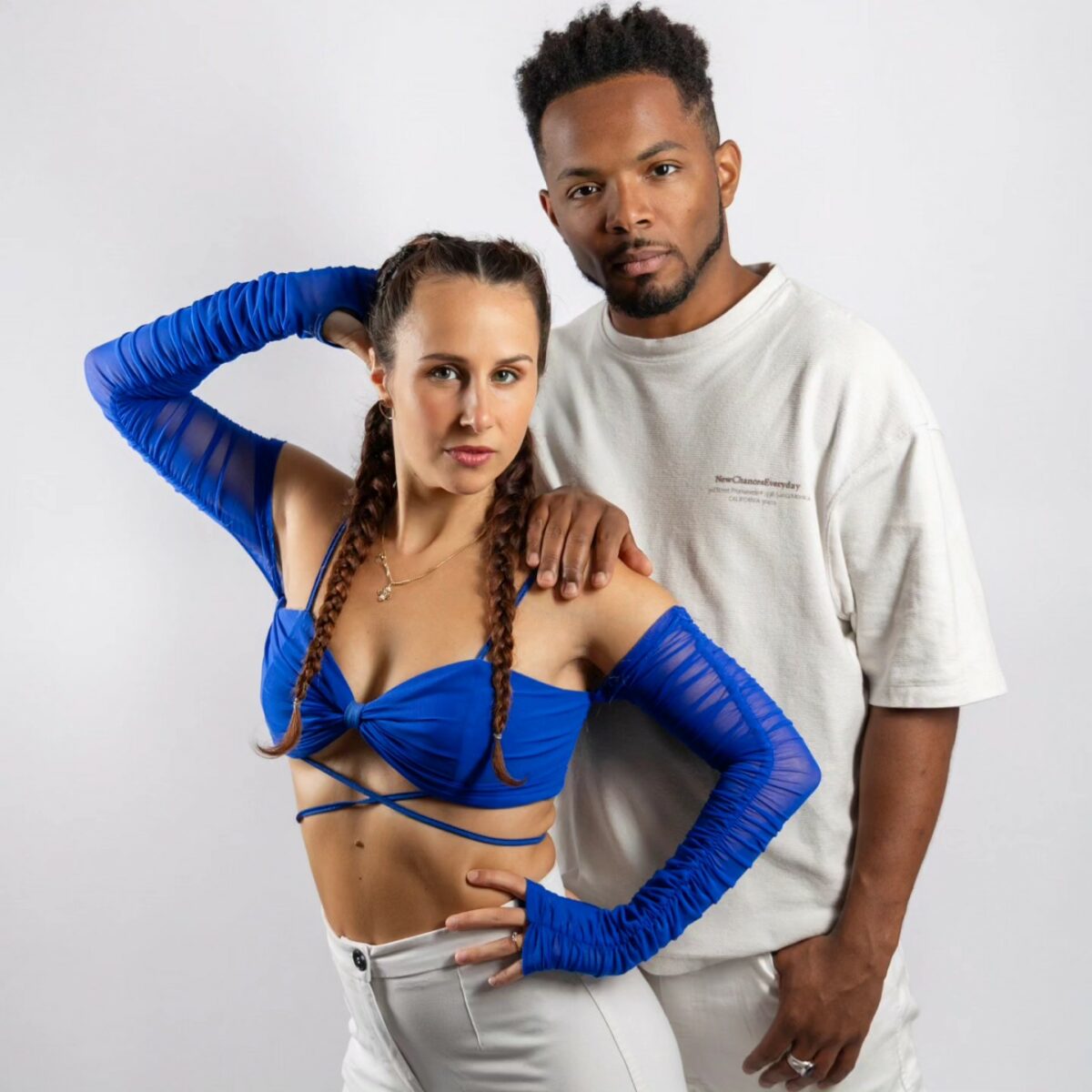 Lesprofesseurs de bachata Willy et Laurianne en tenue blanc et bleu.