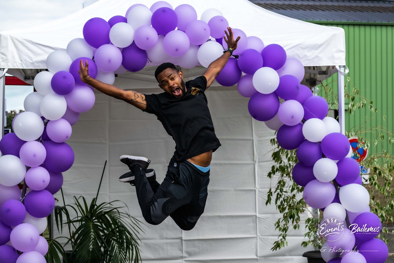 Un participant sautant en l'air de manière joyeuse.